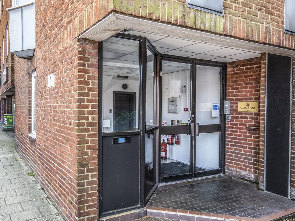 Office to let in King George V Place, 1st Floor, Thames Avenue, Windsor SL4, £24,000 pa