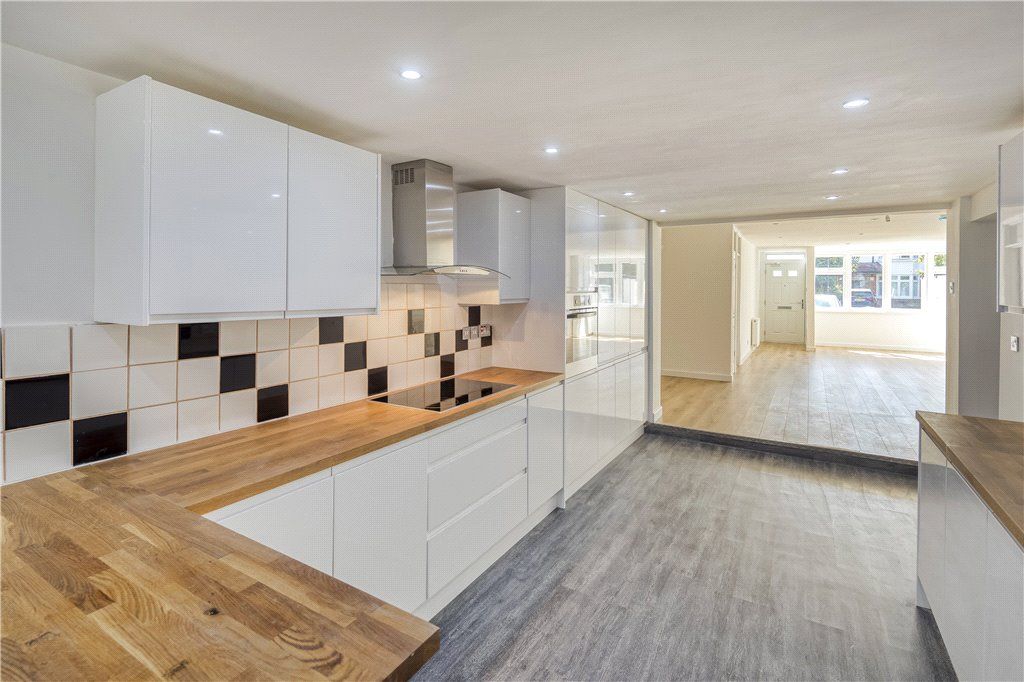 3 bed flat for sale in Durham Road, Wimbledon SW20, £590,000