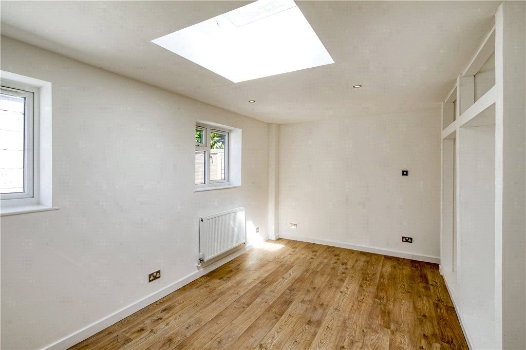 3 bed flat for sale in Durham Road, Wimbledon SW20, £590,000