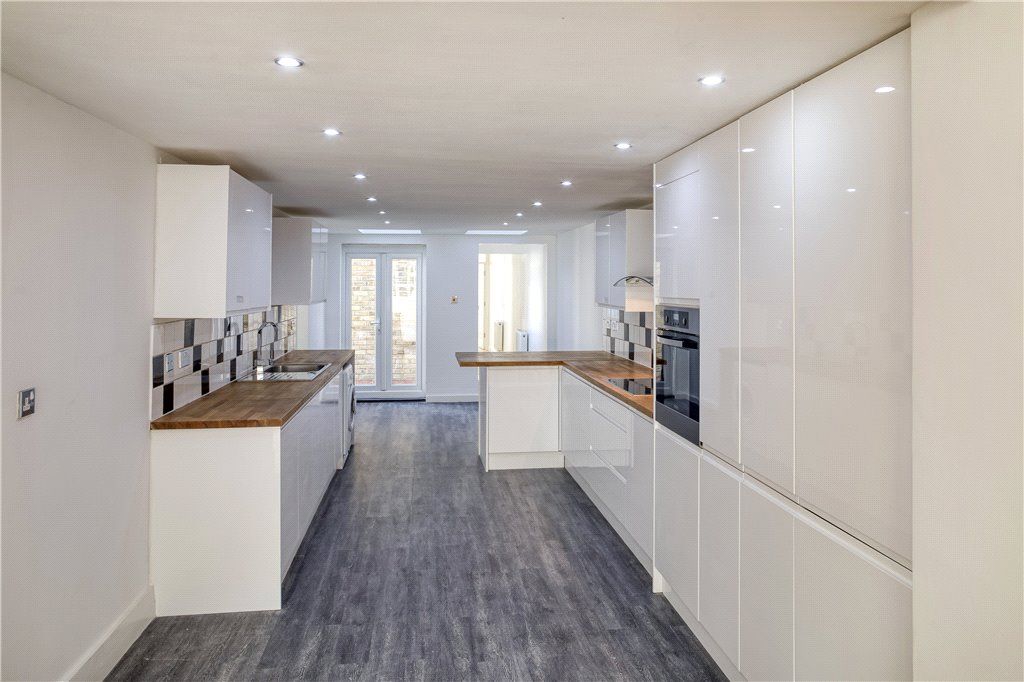 3 bed flat for sale in Durham Road, Wimbledon SW20, £590,000