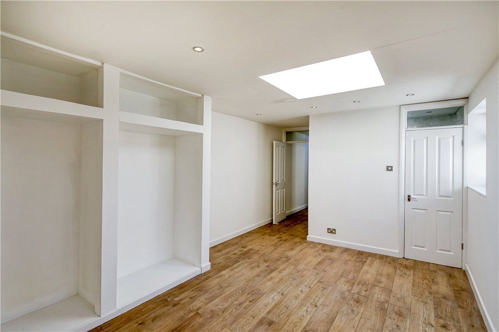 3 bed flat for sale in Durham Road, Wimbledon SW20, £590,000