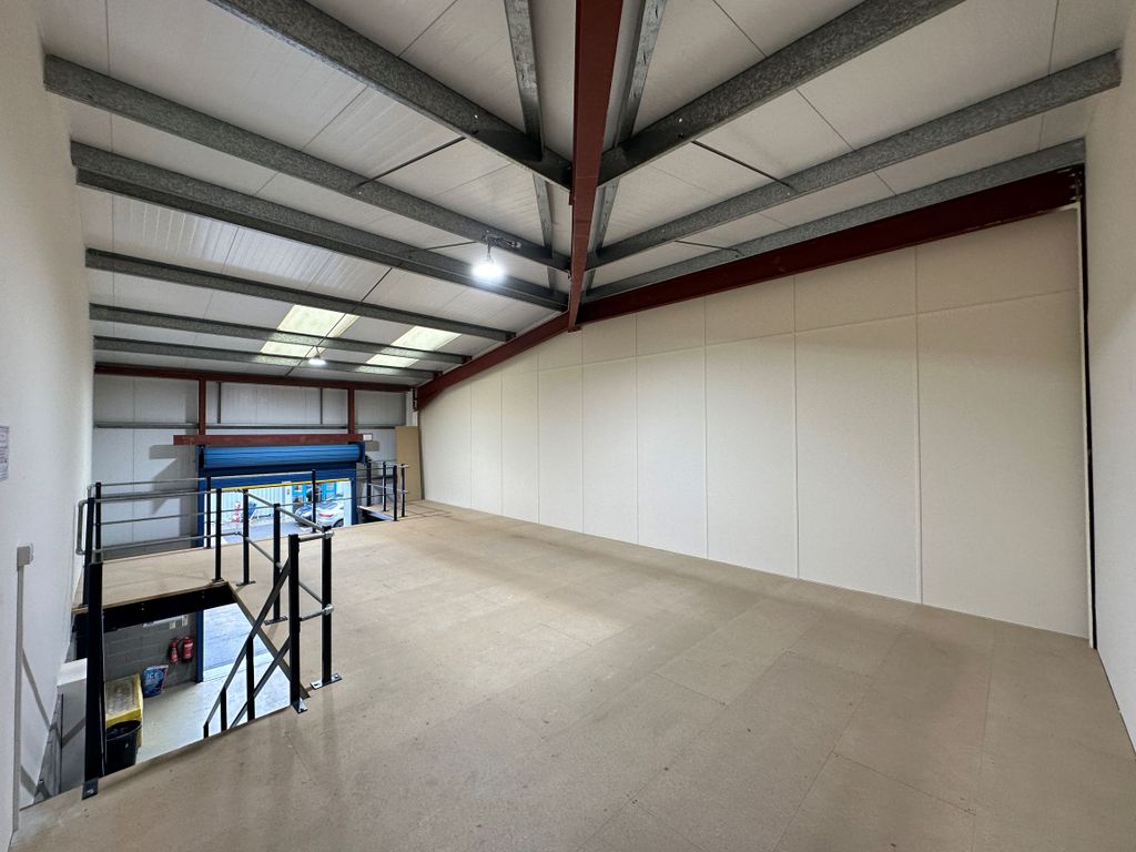 Warehouse to let in 41 Brownfields, Welwyn Garden City AL7, £45,000 pa
