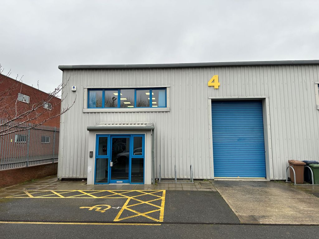 Warehouse to let in 41 Brownfields, Welwyn Garden City AL7, £45,000 pa