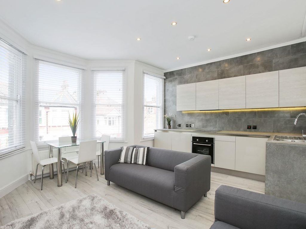 2 bed flat to rent in Hampden Road, London N8, £1,850 pcm