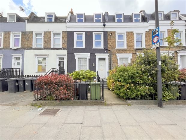 2 bed flat for sale in Lewisham Way, New Cross, London SE14, £350,000