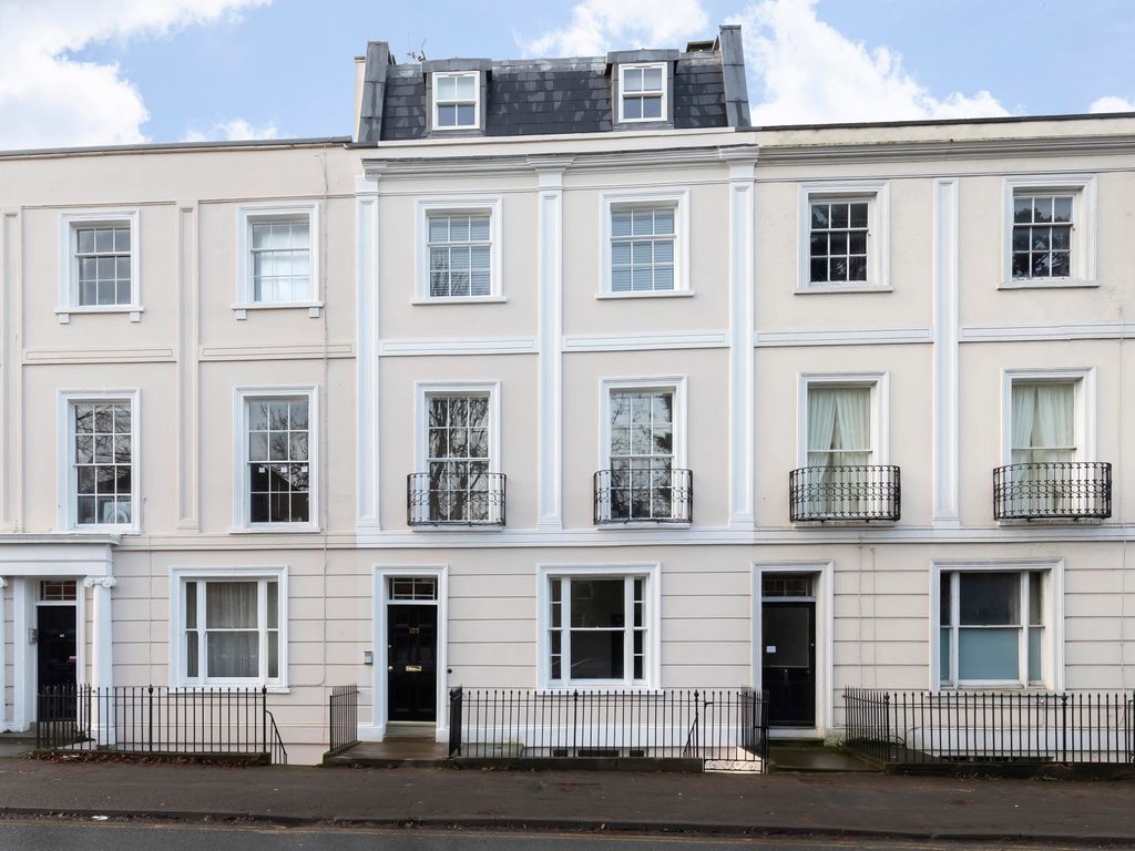 1 bed flat to rent in London Road, Charlton Kings, Cheltenham GL52, £1,000 pcm