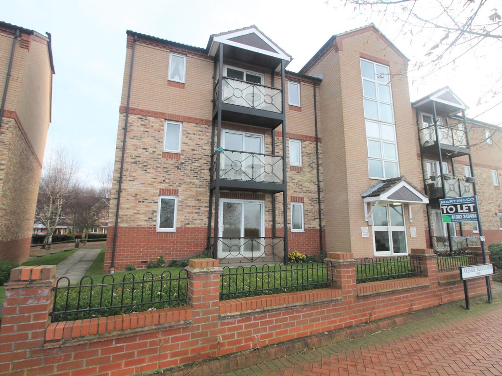 2 bed flat to rent in Lakeside Boulevard, Doncaster DN4, £750 pcm