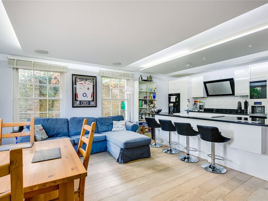 2 bed flat for sale in Upper Tulse Hill, London SW2, £485,000
