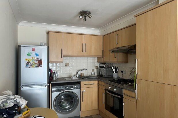 2 bed flat to rent in Bishops Court, Newport PO30, £750 pcm