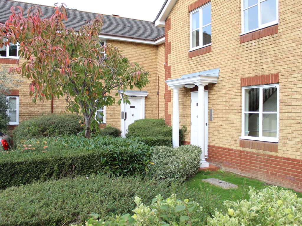 2 bed flat to rent in Waterside Close, Surbiton KT6, £1,600 pcm