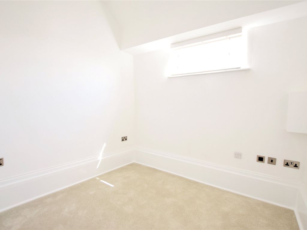 2 bed flat to rent in Kings Road, Reading, Berkshire RG1, £1,850 pcm