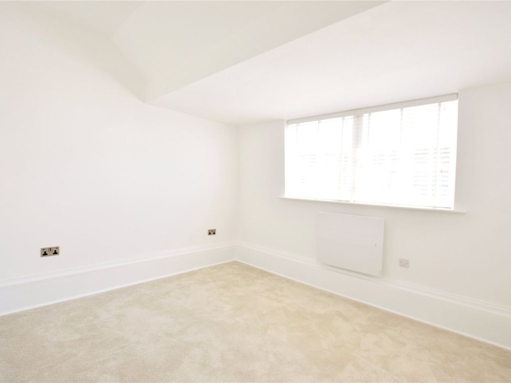 2 bed flat to rent in Kings Road, Reading, Berkshire RG1, £1,850 pcm