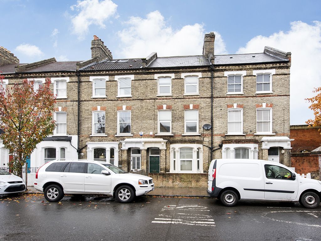 3 bed flat to rent in Gillespie Road, London N5, £3,000 pcm