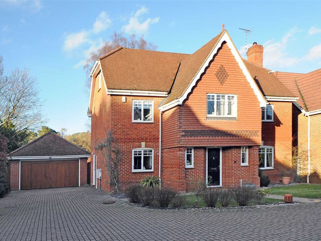 5 bed detached house to rent in Royal Oak Drive, The Ridings, Crowthorne RG45, £2,850 pcm