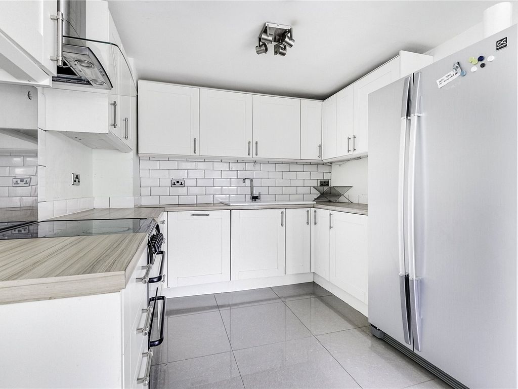 3 bed terraced house to rent in Eaton Drive, London SW9, £2,850 pcm