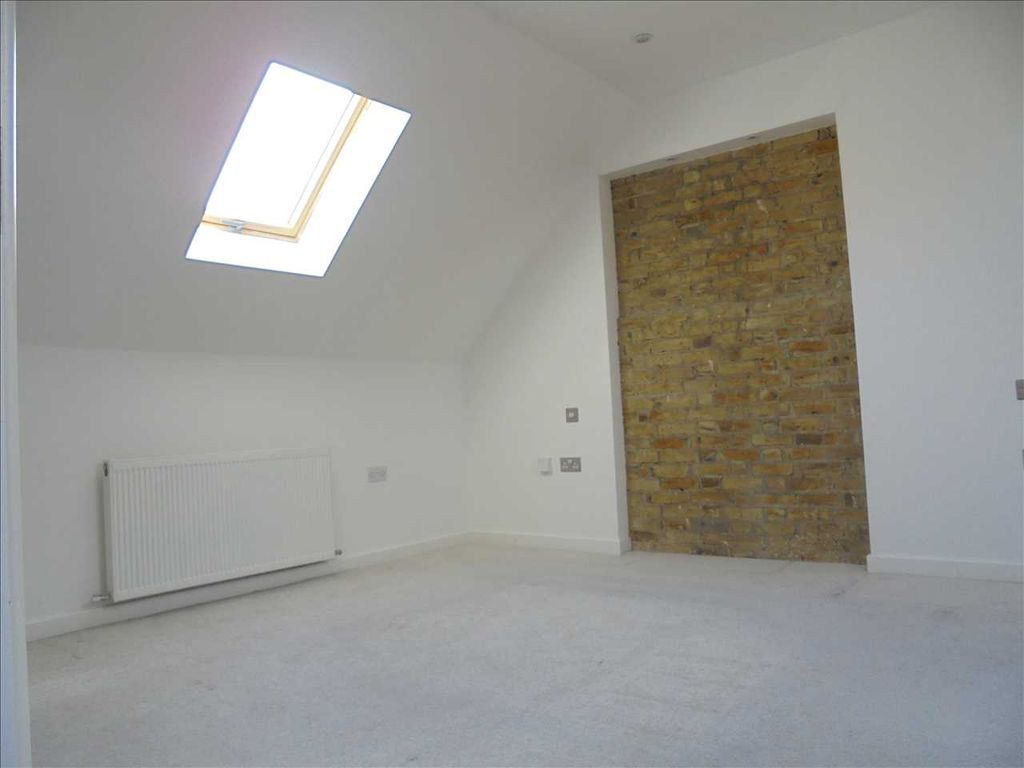 3 bed flat to rent in The Knot, Beach Road, Westgate CT8, £1,200 pcm