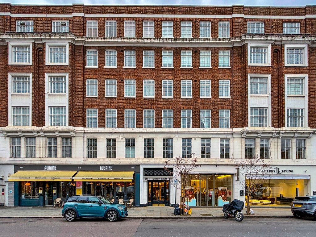 2 bed flat for sale in St. Georges Court, Brompton Road, Central London SW3, £1,095,000