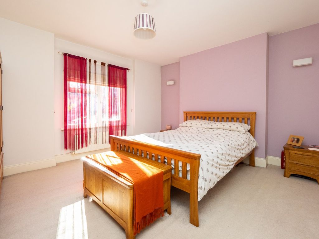 2 bed flat for sale in Stanley Road, Carshalton SM5, £350,000