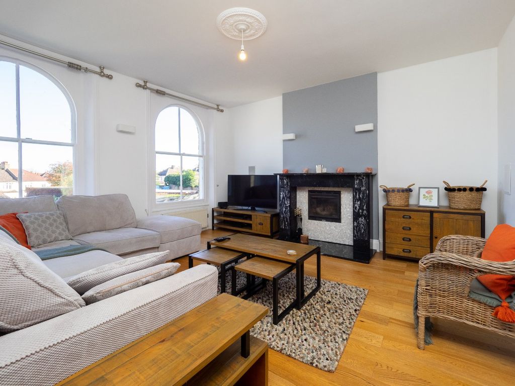 2 bed flat for sale in Stanley Road, Carshalton SM5, £350,000