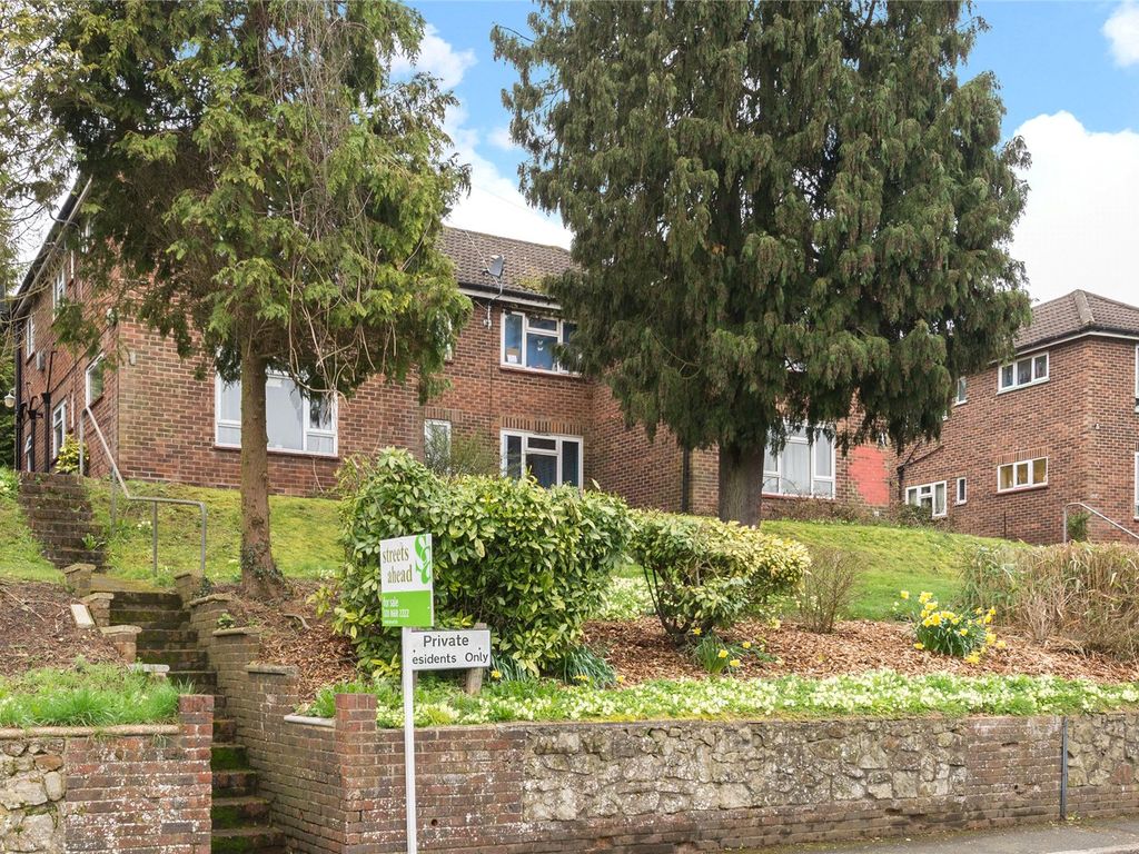 2 bed flat for sale in Valley Road, Kenley CR8, £300,000