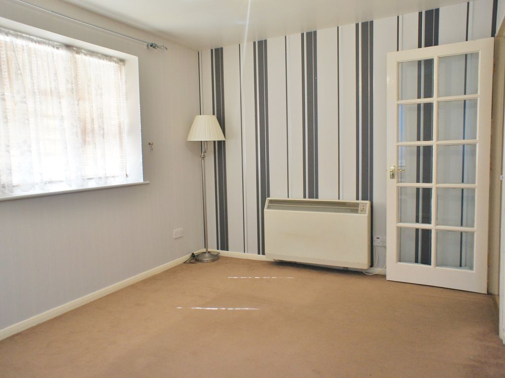 Studio to rent in Redford Close, Feltham TW13, £1,050 pcm