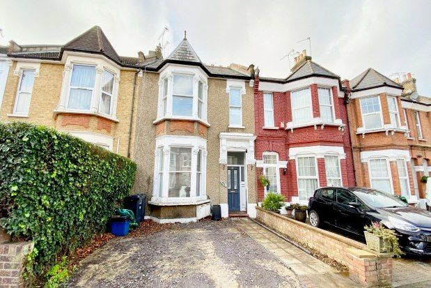 3 bed flat to rent in 31 Lonsdale Road, London E11, £2,000 pcm