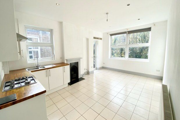 3 bed flat to rent in 31 Lonsdale Road, London E11, £2,000 pcm