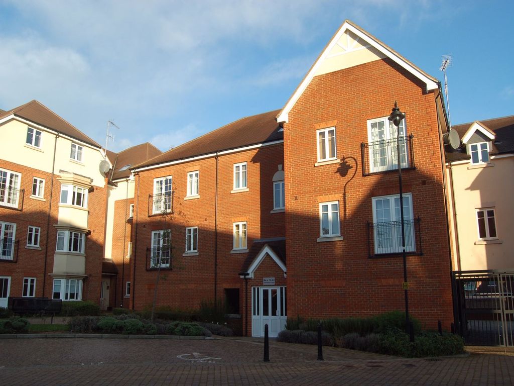 2 bed flat to rent in Peppermint Road, Hitchin SG5, £1,300 pcm