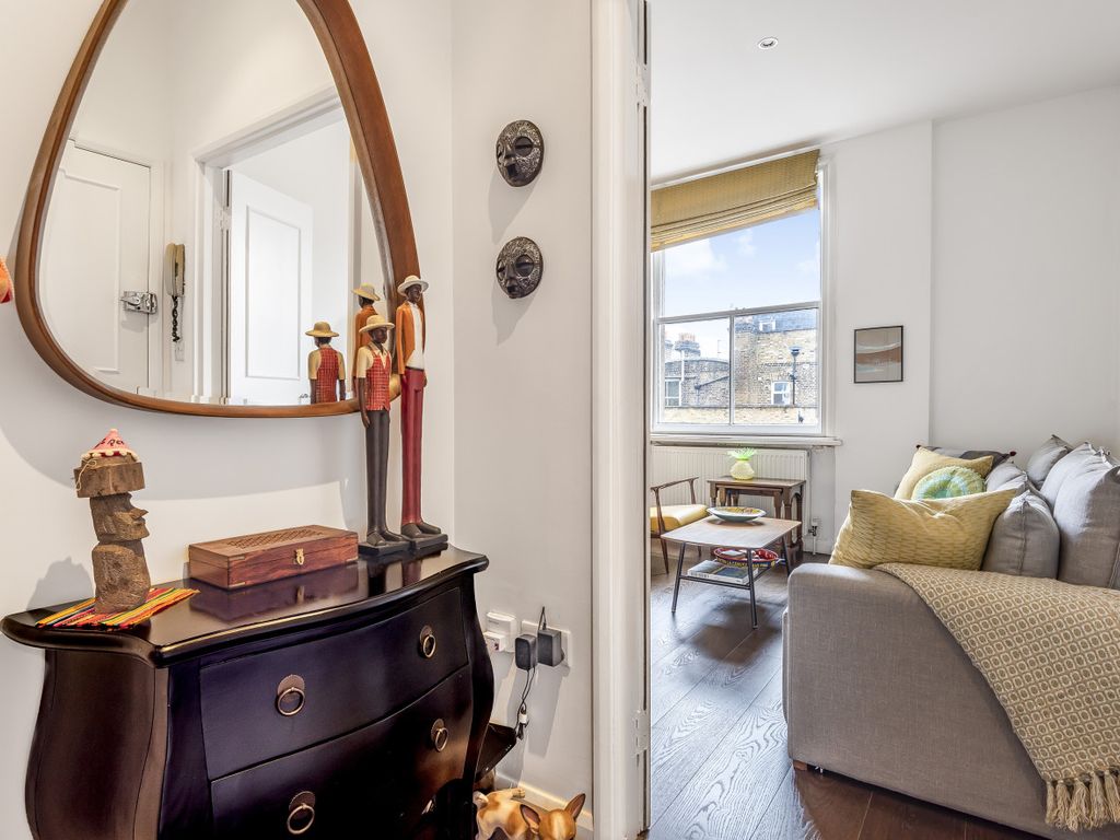 2 bed flat for sale in Old Brompton Road, London SW5, £650,000