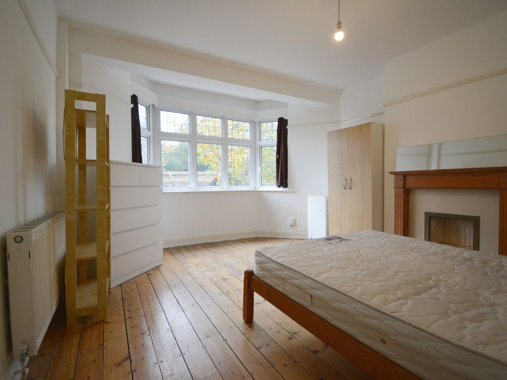 Room to rent in Gunnersbury Avenue, Acton W3, £850 pcm
