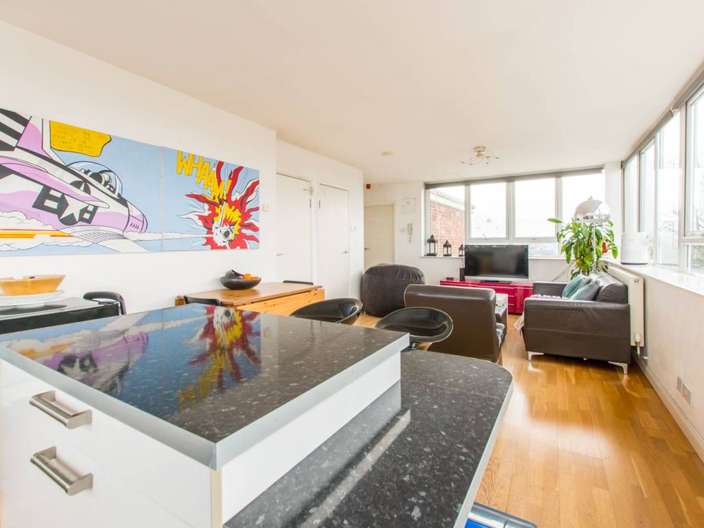 2 bed flat for sale in Fairbridge Road, Archway, London N19, £500,000
