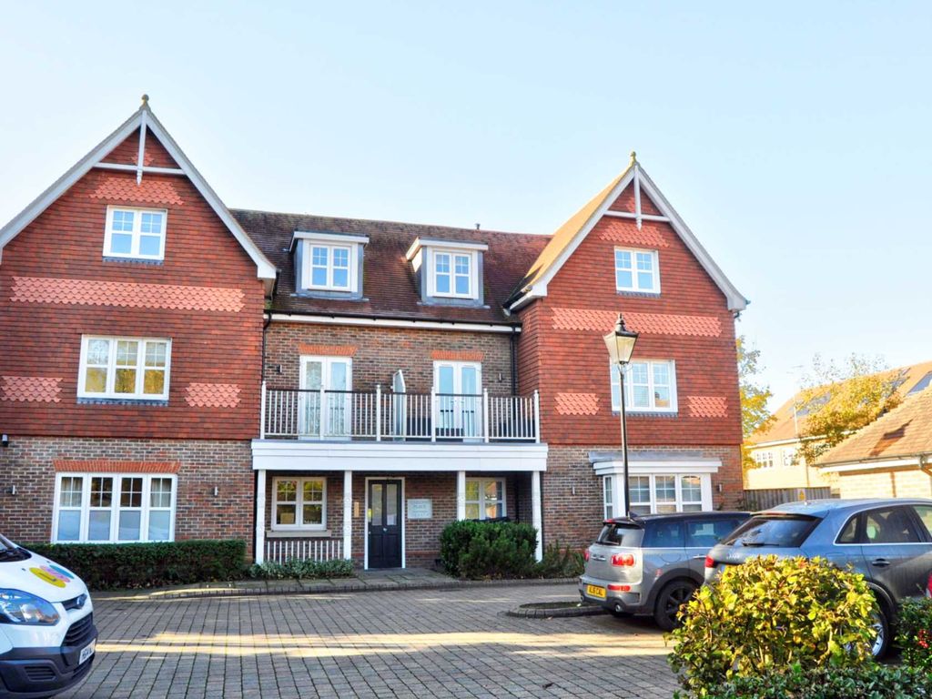 2 bed flat to rent in Dedmere Road, Marlow SL7, £1,750 pcm