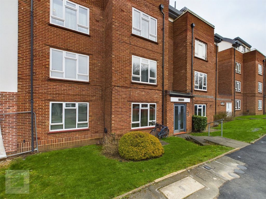 2 bed flat to rent in Hampshire Lodge, Courtlands, Maidenhead, Berkshire SL6, £1,450 pcm