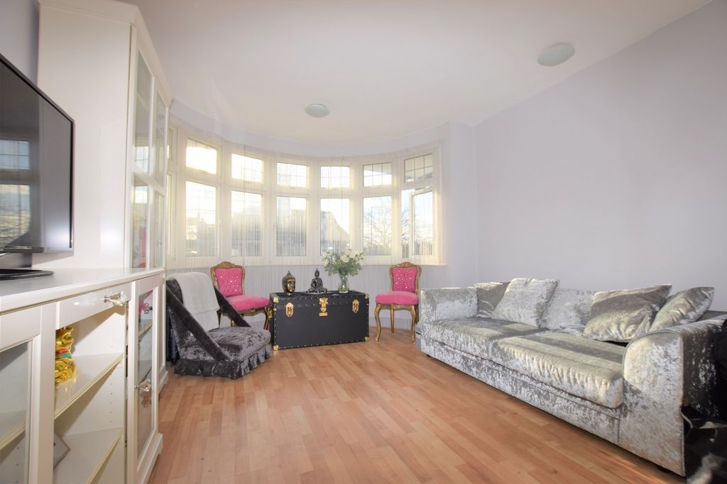 1 bed flat for sale in Barford Close, London NW4, £360,000