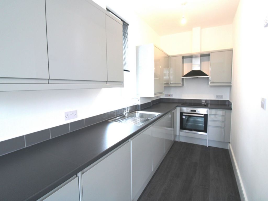 2 bed flat to rent in Cheriton Gardens, Folkestone CT20, £995 pcm