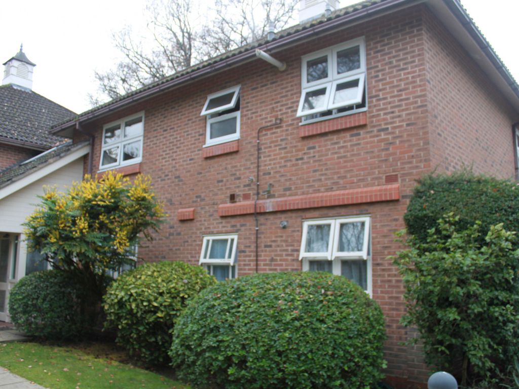 2 bed flat to rent in Churchill Court, Nugents Park, Pinner, Greater London HA5, £1,700 pcm