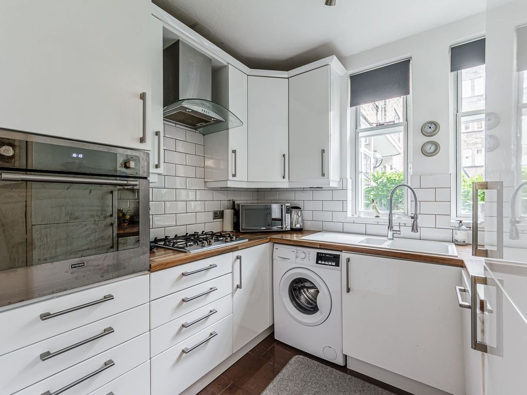 3 bed flat for sale in The Lawns, London SE3, £650,000