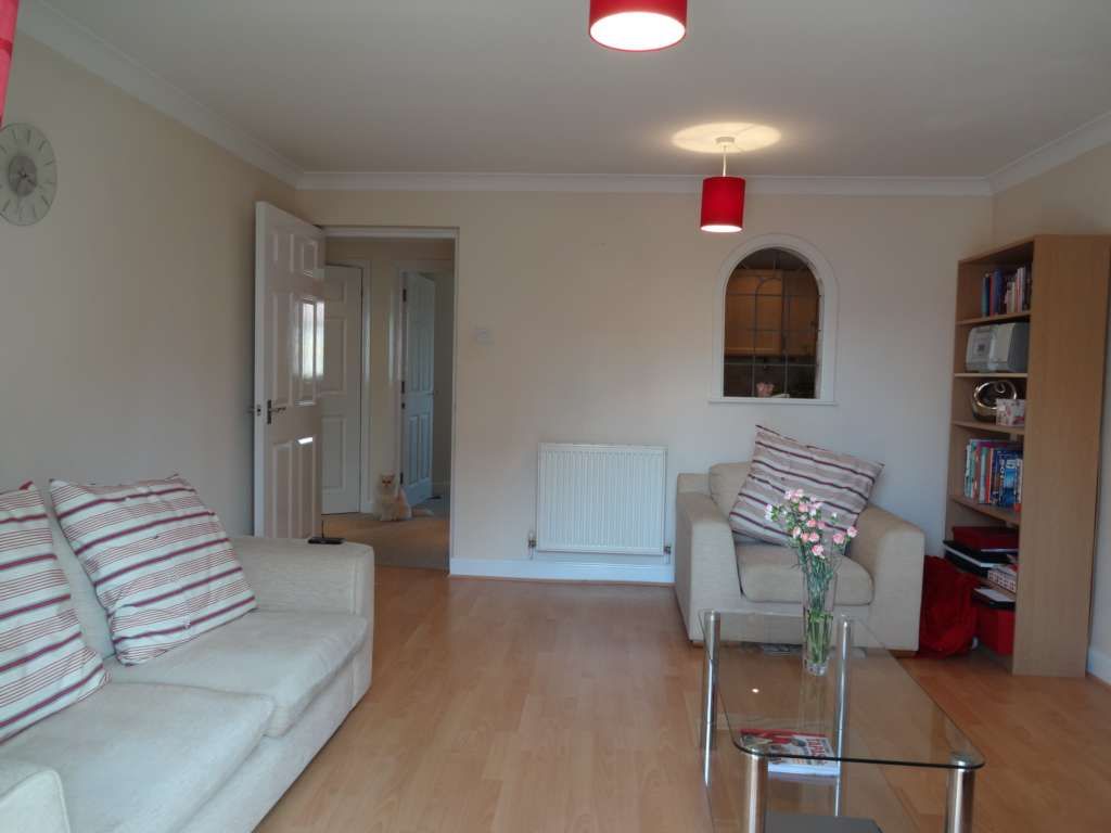 2 bed flat to rent in The Piazza, Eastbourne BN23, £1,100 pcm