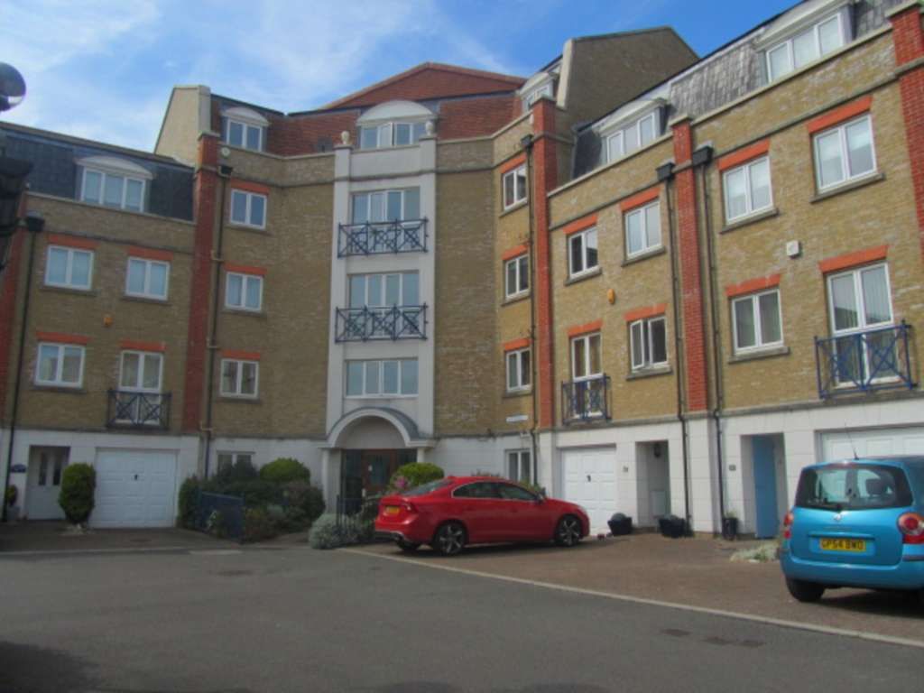 2 bed flat to rent in The Piazza, Eastbourne BN23, £1,100 pcm