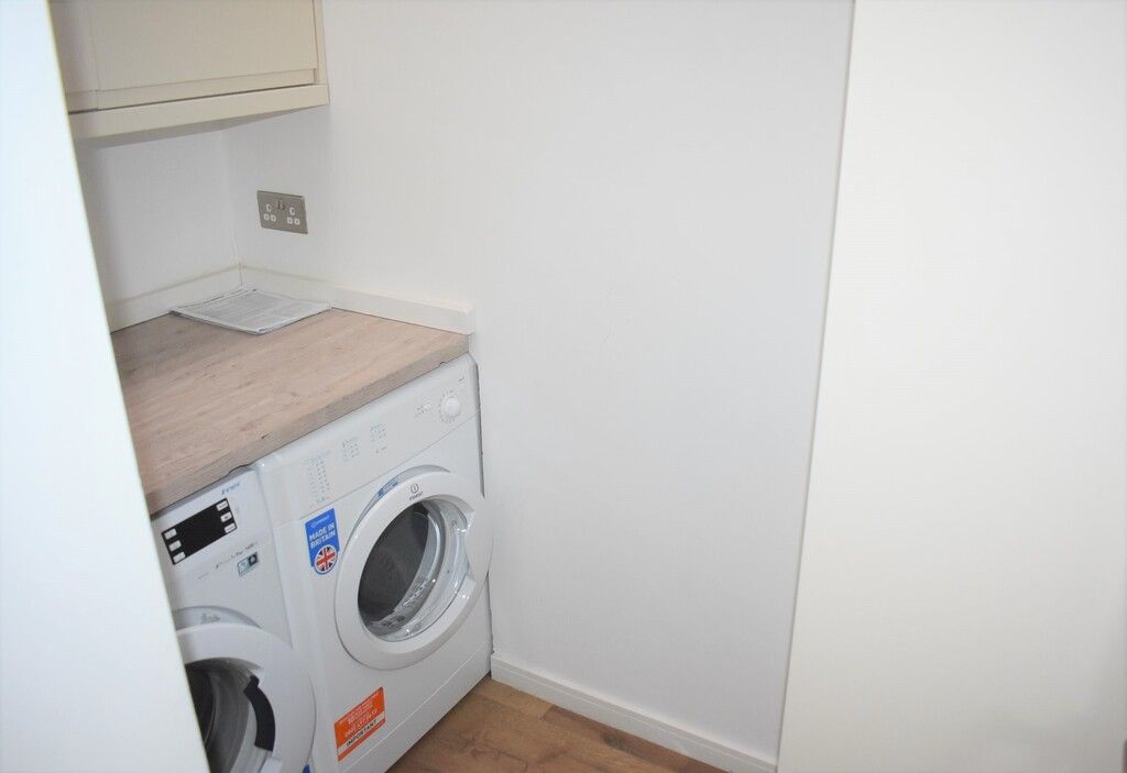 3 bed flat to rent in Court Ash, Yeovil BA20, £2,100 pcm