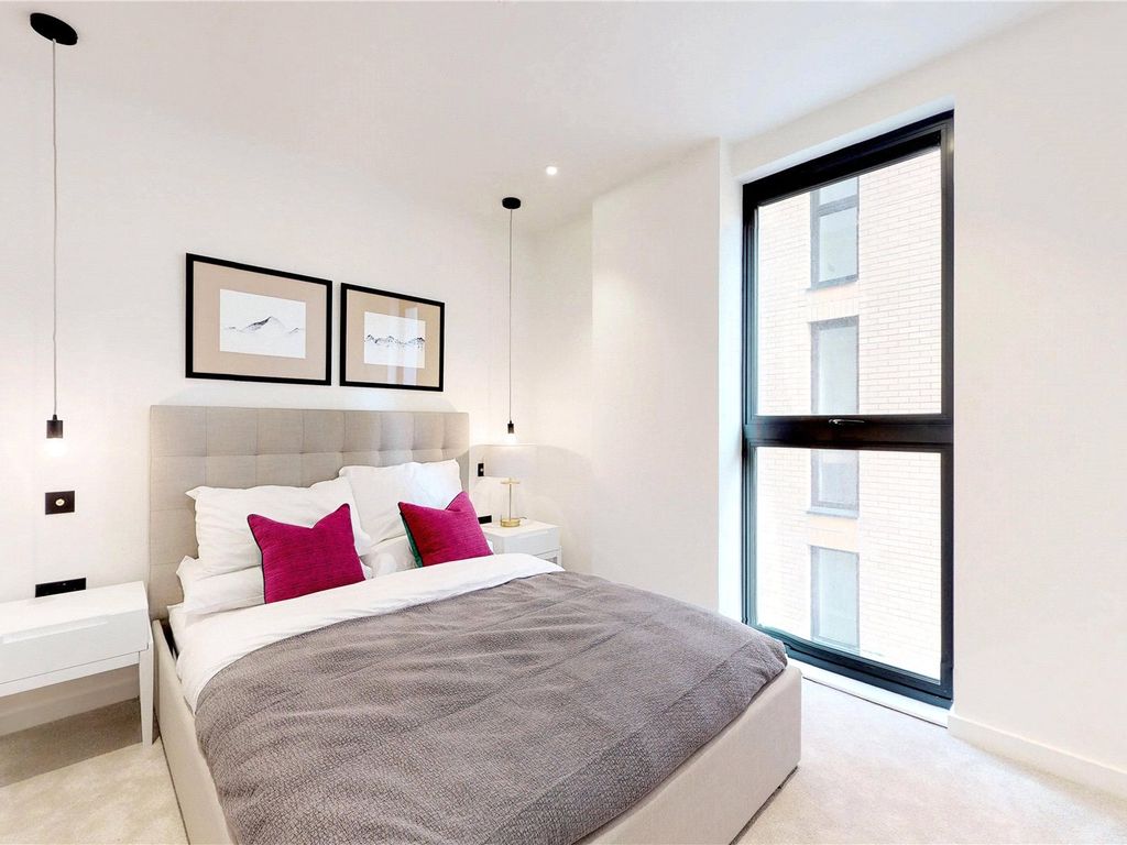 2 bed flat for sale in Dock Street, London E1, £720,000