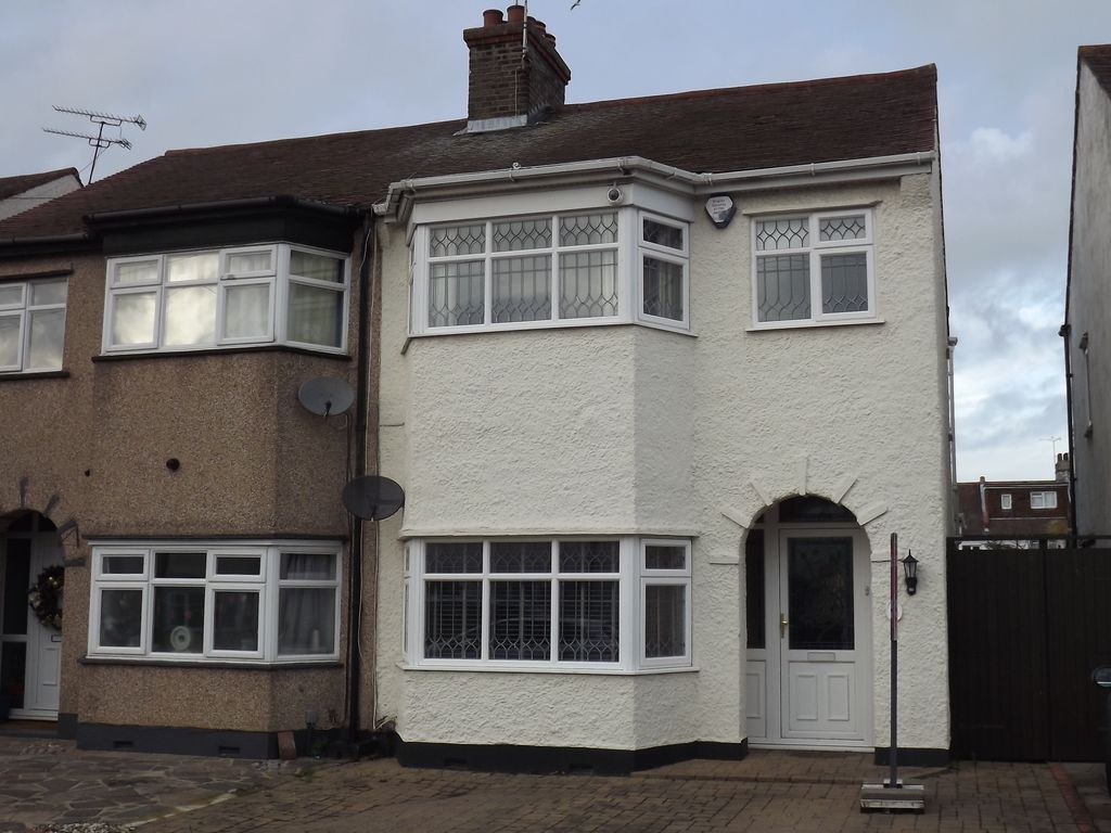3 bed semi-detached house to rent in Wentworth Road, Southend SS2, £1,575 pcm