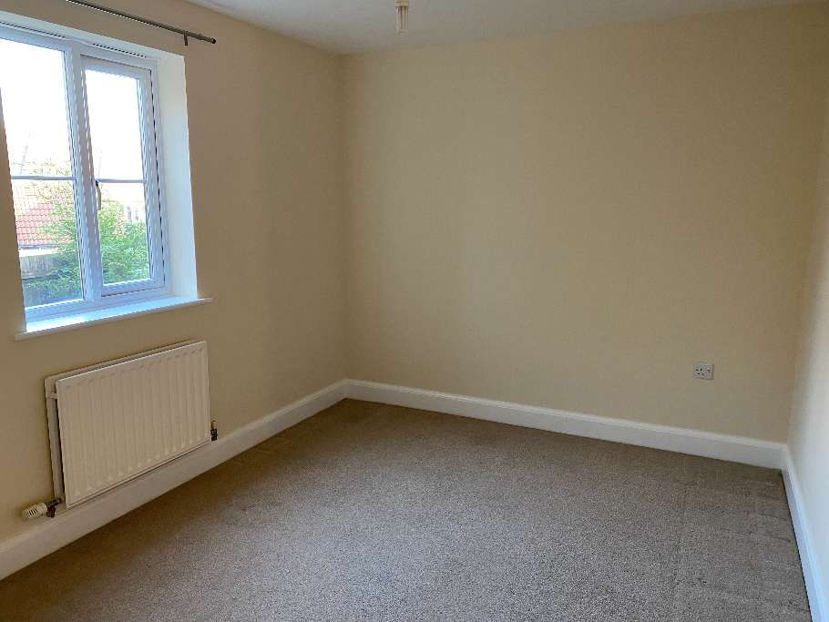 2 bed flat to rent in Badgers Den, Ashford TN23, £1,100 pcm