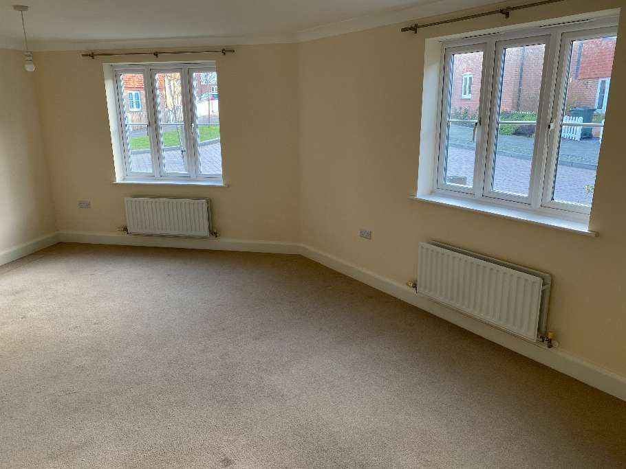 2 bed flat to rent in Badgers Den, Ashford TN23, £1,100 pcm