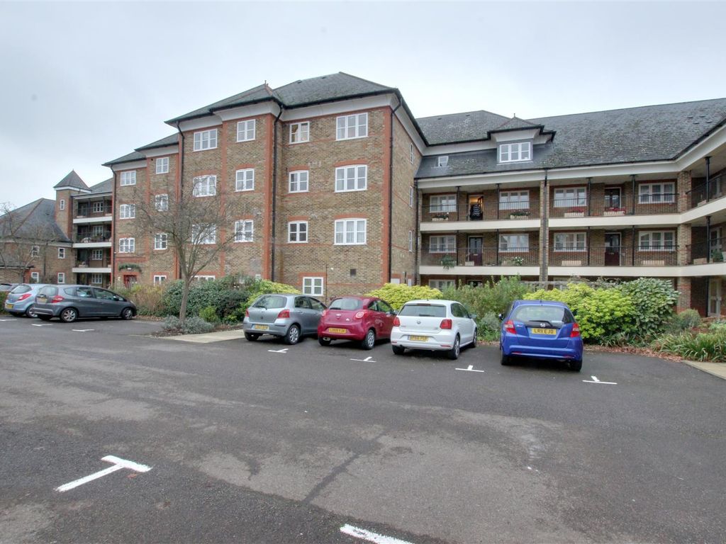 2 bed flat for sale in Newsholme Drive, London N21, £425,000