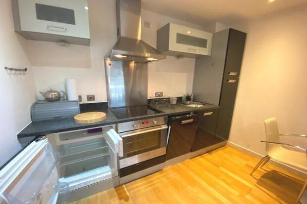 2 bed flat to rent in Gateway South, Leeds LS9, £1,100 pcm