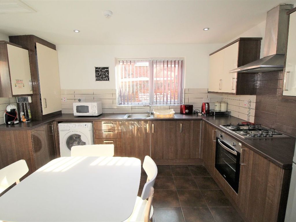 5 bed terraced house to rent in Broughton Street, Preston, Lancashire PR1, £477 pppm
