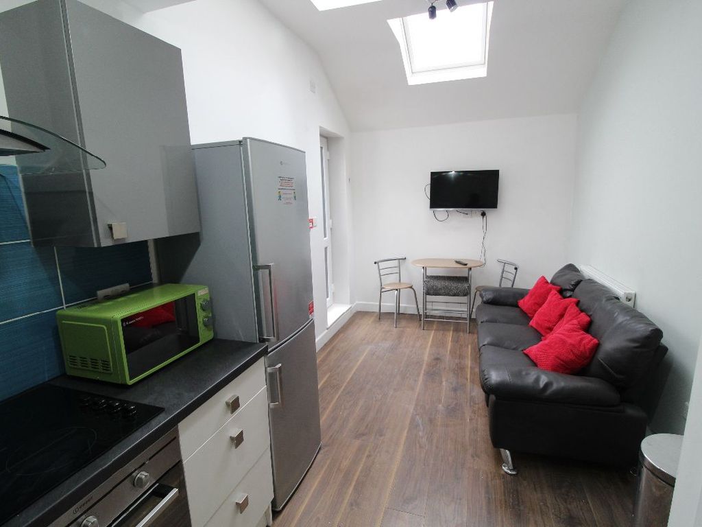2 bed flat to rent in Hawkins Street, Flat, Preston, Lancashire PR1, £477 pppm