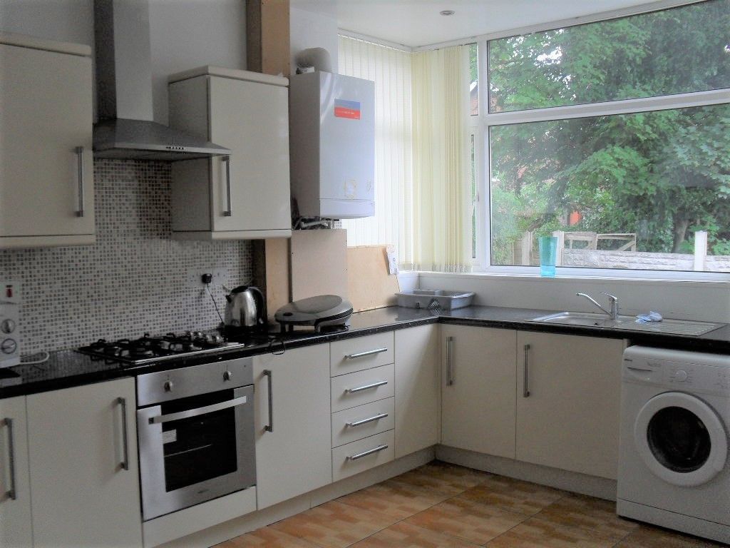 5 bed semi-detached house to rent in Watling Street Road, Preston, Lancashire PR2, £433 pppm