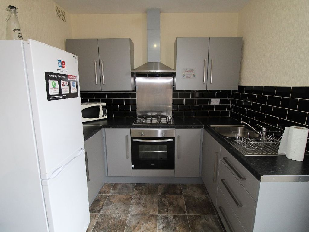 2 bed flat to rent in Latham Street Flat, Preston, Lancashire PR1, £498 pppm